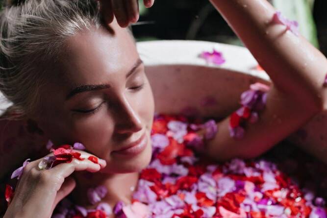 rose water benefits for face, rose water benefits, rose water uses for face,  rose water for skin,