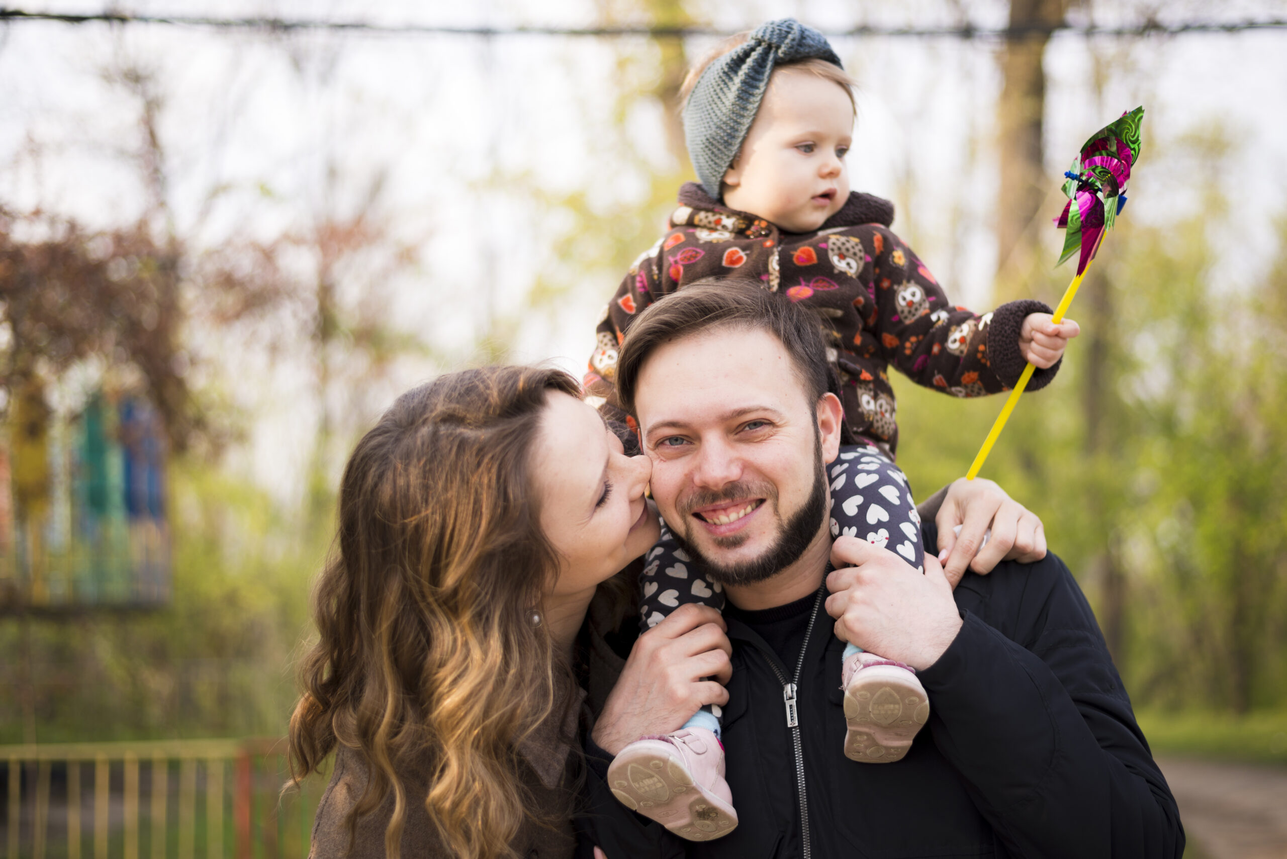 Happy Marriage, Real Life: What Love Looks Like When No One’s Watching Family with kids smiling outdoors, showing signs of a happy family