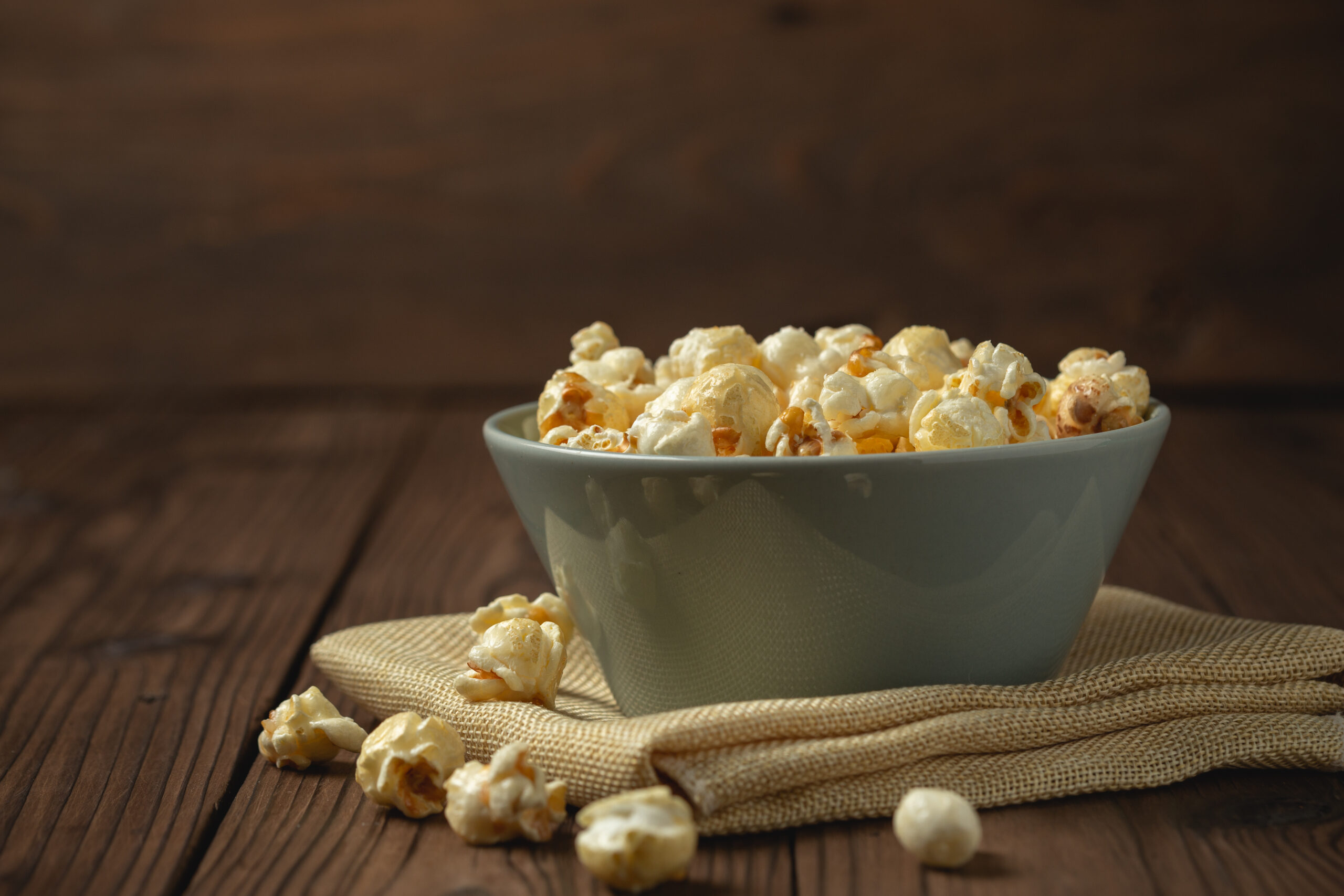 Bowl of fresh popcorn showing popcorn nutrition benefits
