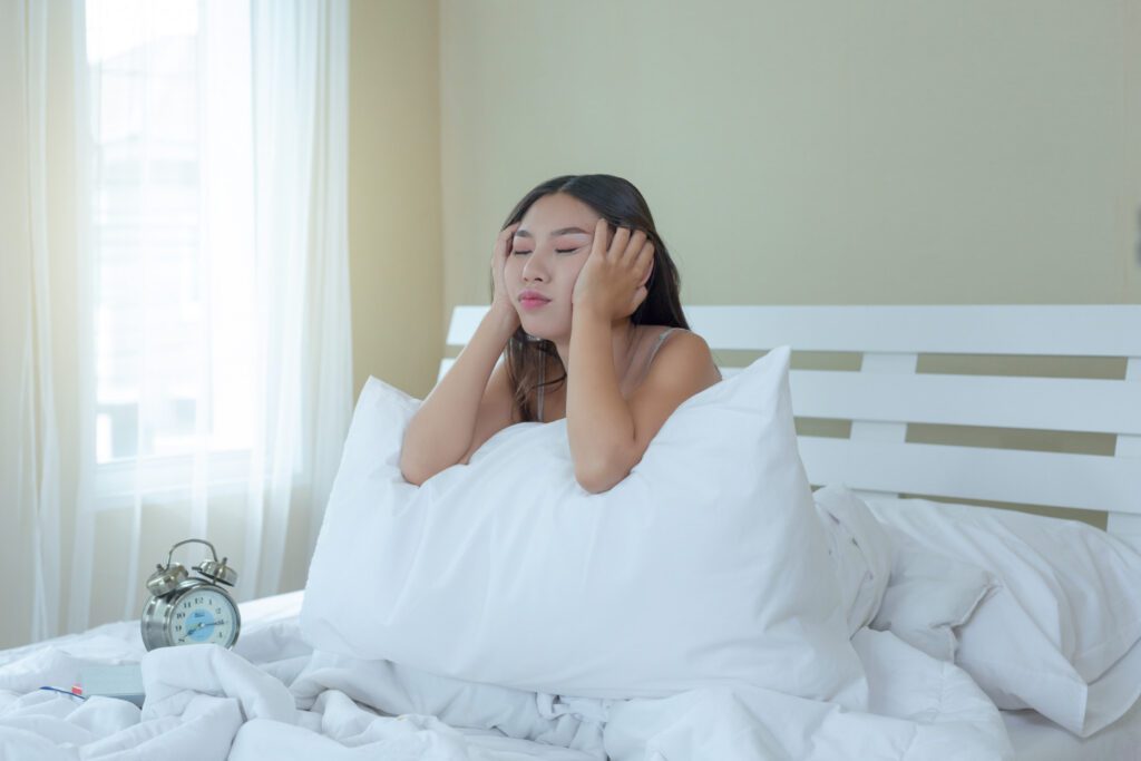 Oversleeping: Harmless Habit or Dangerous Health Warning? The Truth Will Surprise You Woman feeling tired due to oversleeping side effects