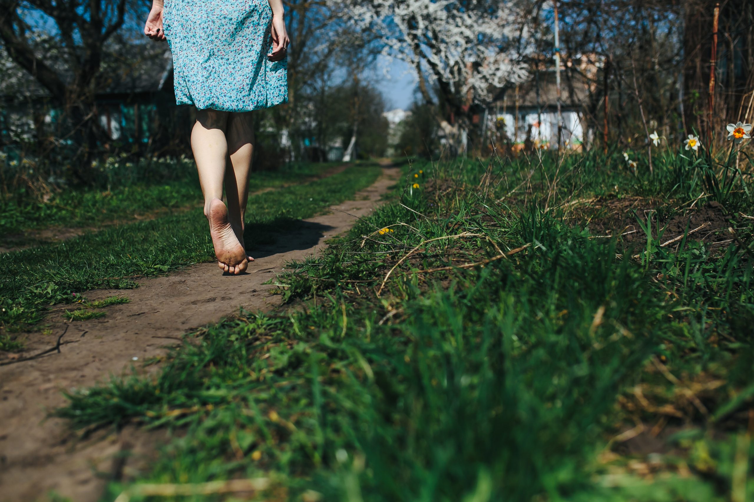 benefits of barefoot walking on grass in nature