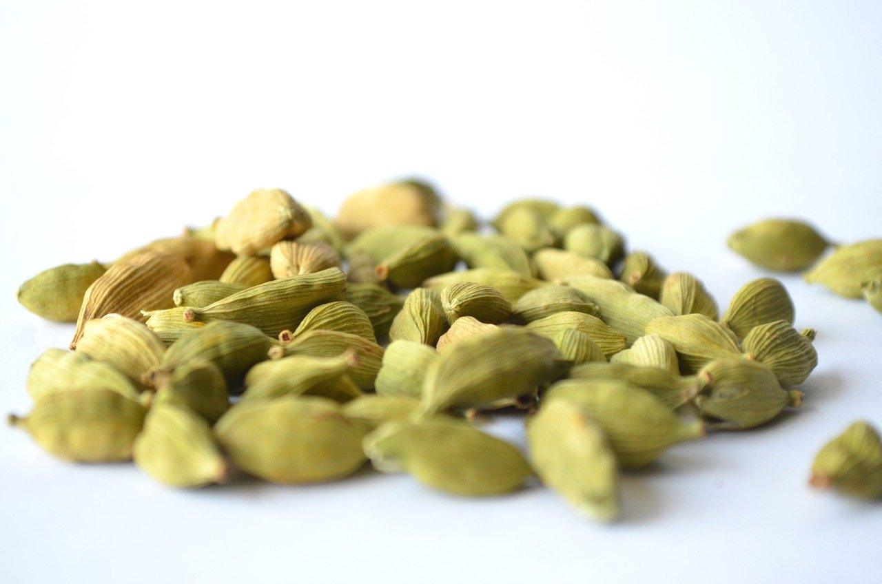 Cardamom pods and seeds highlighting benefits of cardamom