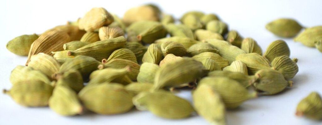 Cardamom pods and seeds highlighting benefits of cardamom|cardamom health benefits|cardamom health benefits