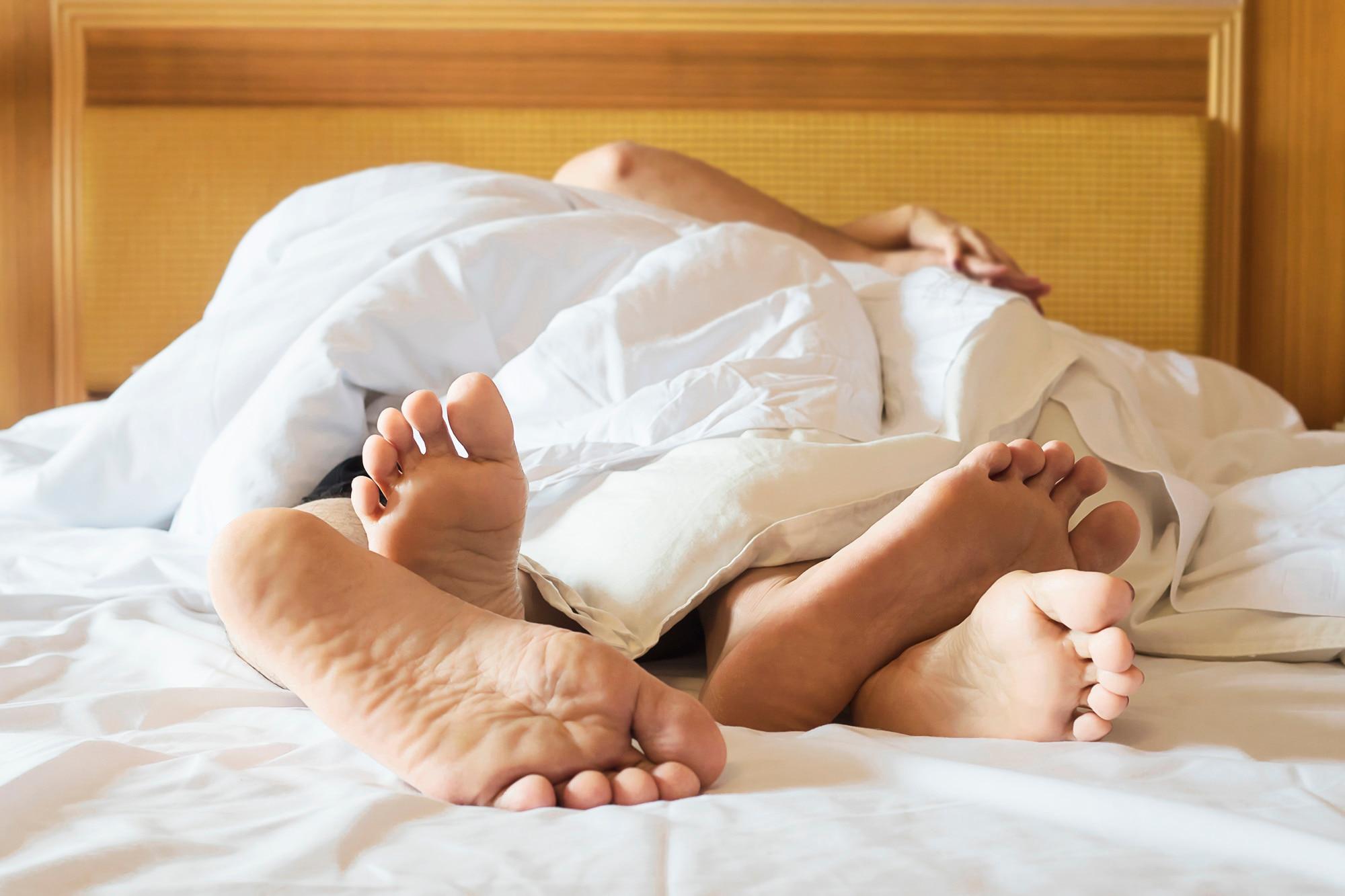 sleeping-naked-benefits